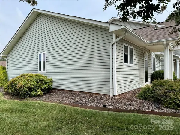 3368 White Oak CT, Claremont, NC 28610