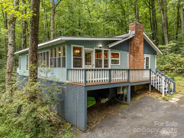 1453 Tanglewood LN, Saluda, NC 28773