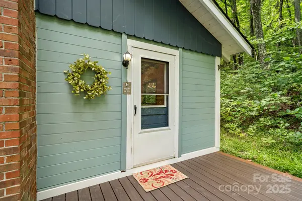 1453 Tanglewood LN, Saluda, NC 28773