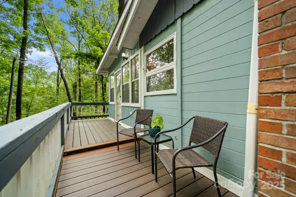 1453 Tanglewood LN, Saluda, NC 28773