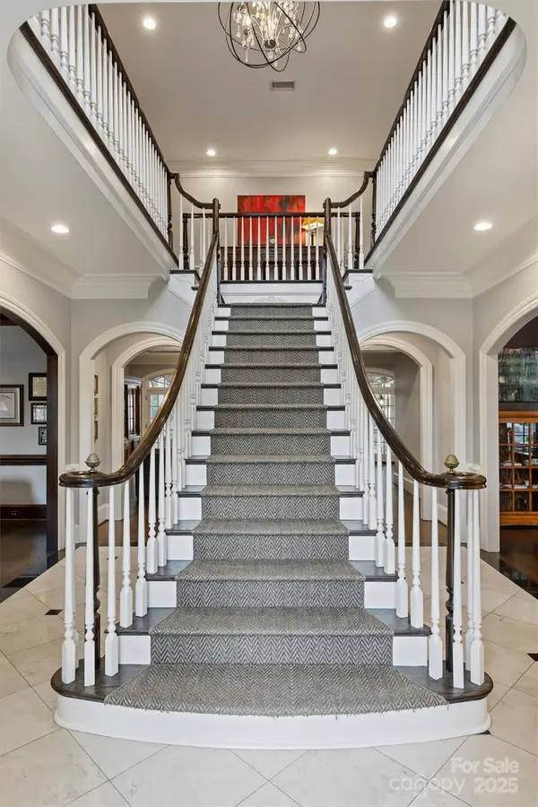 1869 Queens RD W, Charlotte, NC 28207