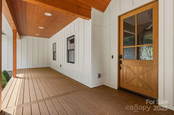 111 Oak Mountain DR, Leicester, NC 28748