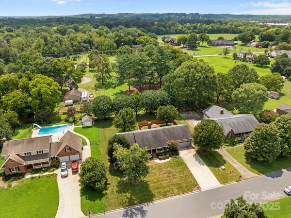 8613 Middleton CIR, Harrisburg, NC 28075