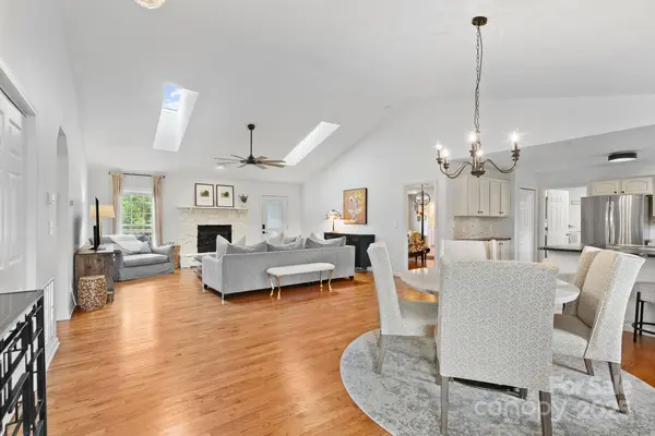 6 Sayles Town RD, Fairview, NC 28730