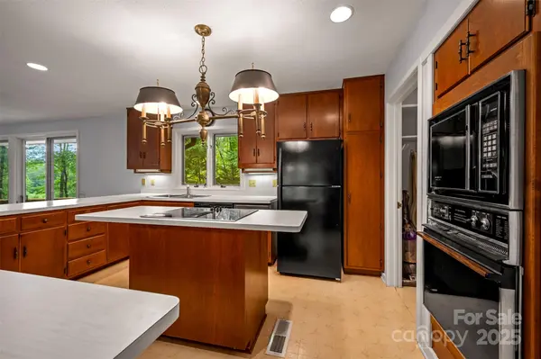 106 Blue Bird LN, Tryon, NC 28782
