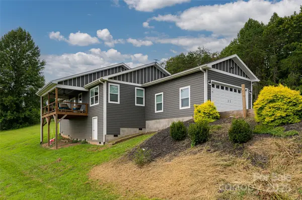 28 Highcrest DR, Leicester, NC 28748