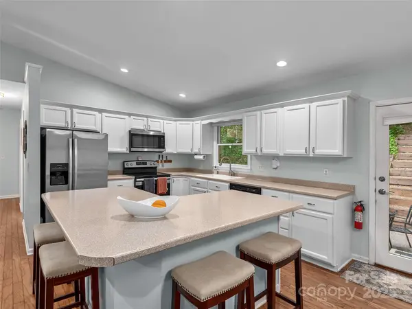 675 Nellie John DR, Clyde, NC 28721