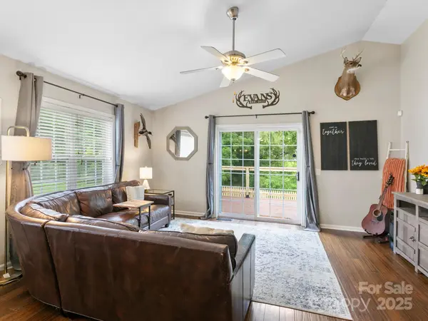 61 Village ST, Clyde, NC 28721