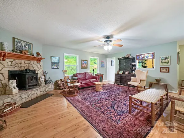 80 Kitty LN, Waynesville, NC 28785