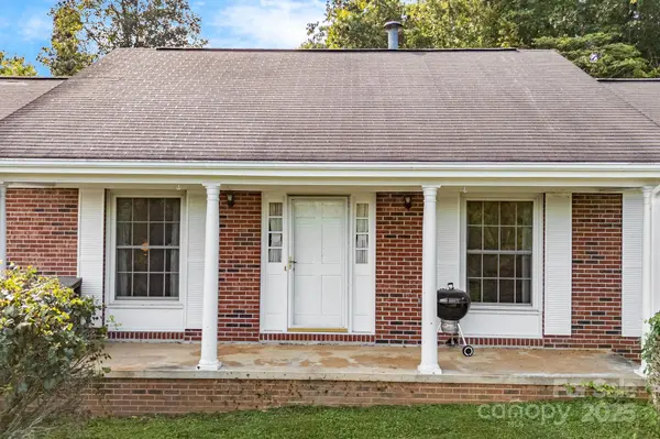 90 Kentwood DR, Weaverville, NC 28787