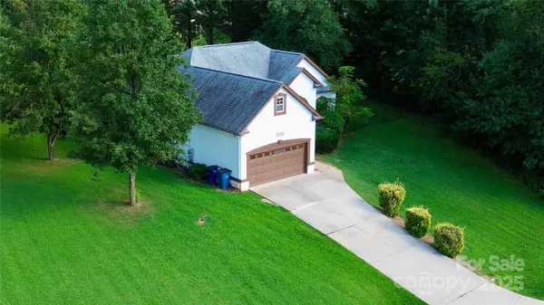 5686 Gold Creek Bay DR, Hickory, NC 28601