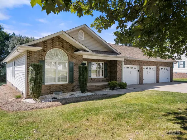 1502 Farmington Hills DR, Conover, NC 28613