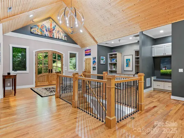 105 Blackberry LN, Fairview, NC 28730