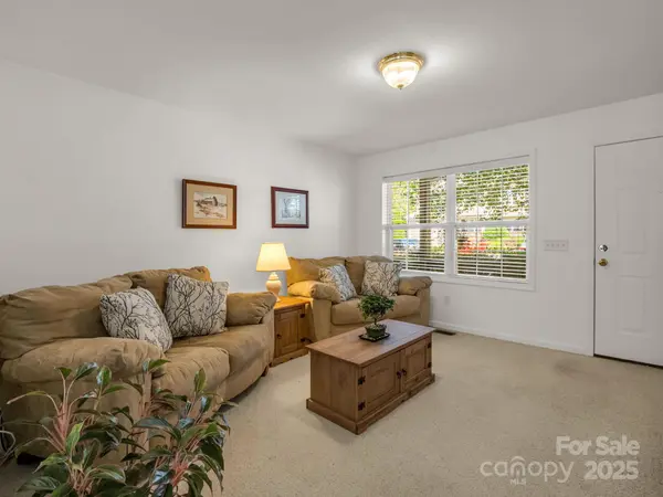 105 Loch Haven RD, Swannanoa, NC 28778