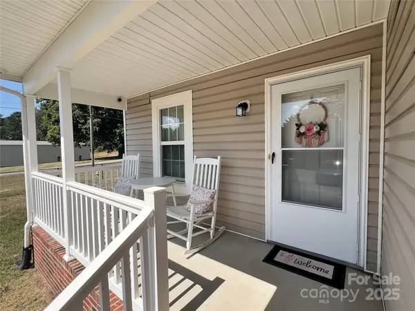 3368 Treadwell LN, Newton, NC 28658