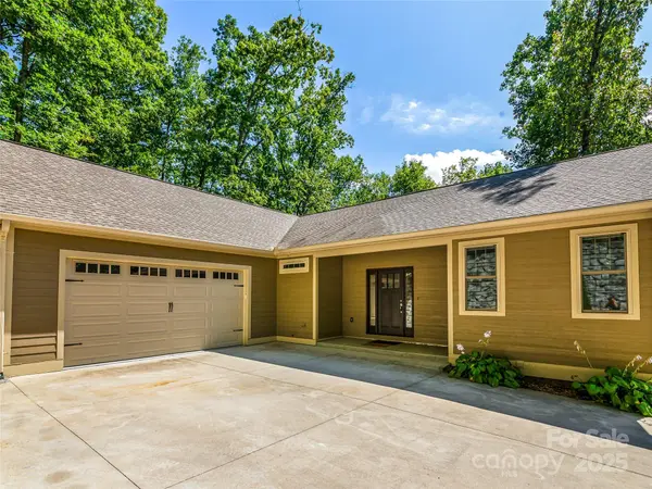 71 Willow BND, Hendersonville, NC 28792