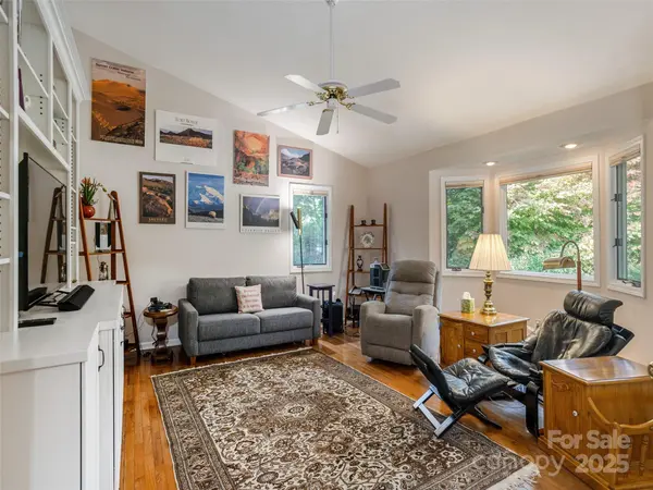 30 Hillcreek DR, Asheville, NC 28804