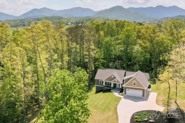 7 Grizzly DR, Leicester, NC 28748