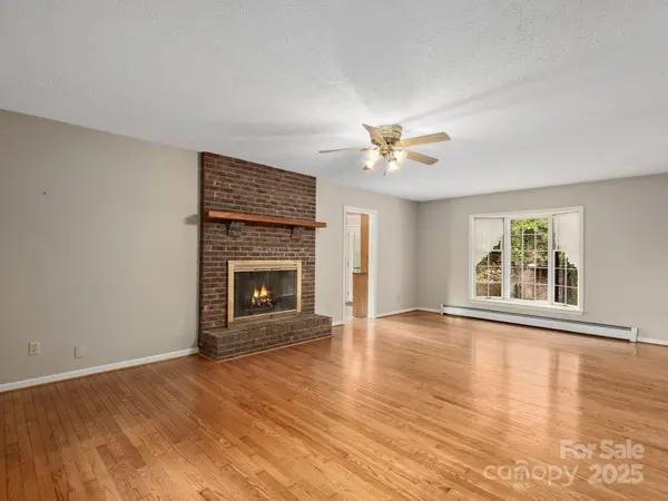 19 Bakers Acres LN, Leicester, NC 28748