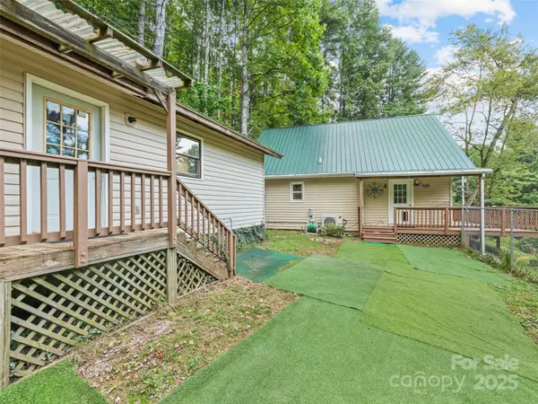 128 Rome Beauty RD, Waynesville, NC 28785