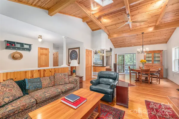 17 Red Oak LN, Alexander, NC 28701