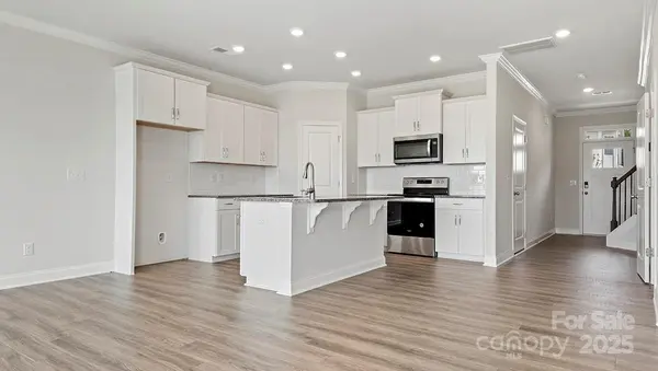 350 Creekview RD, Hendersonville, NC 28792