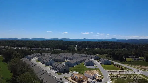 350 Creekview RD, Hendersonville, NC 28792