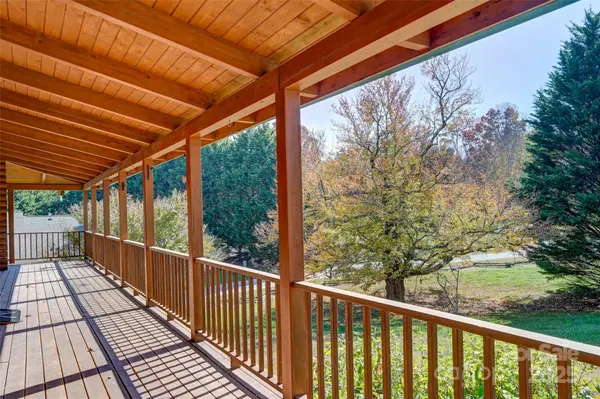 80 Oak Meadow LN, Hendersonville, NC 28792