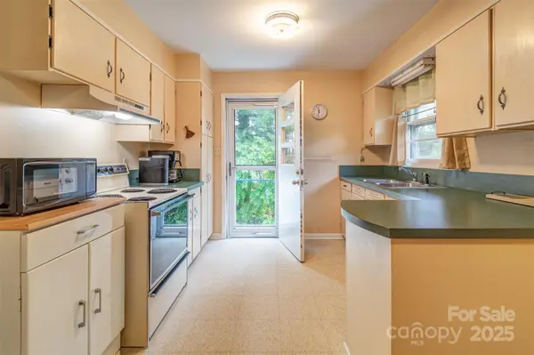 65 Garden CIR, Asheville, NC 28806