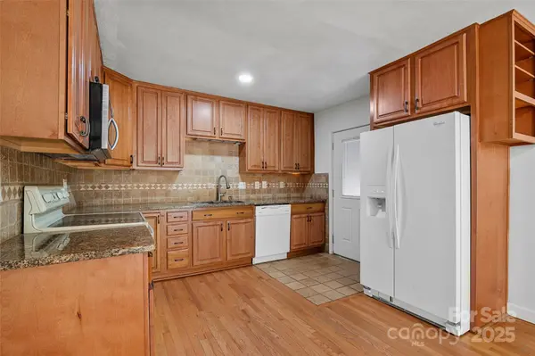 14 Luckenbach DR, Fairview, NC 28730