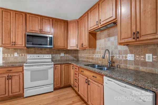14 Luckenbach DR, Fairview, NC 28730