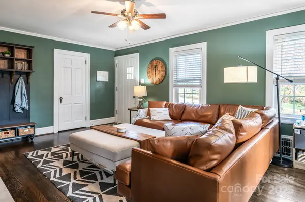 11 Colonial PL, Asheville, NC 28804
