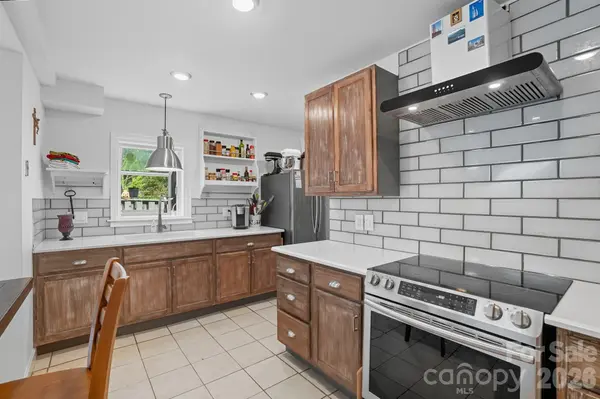 6103 Honeysuckle LN, Charlotte, NC 28212
