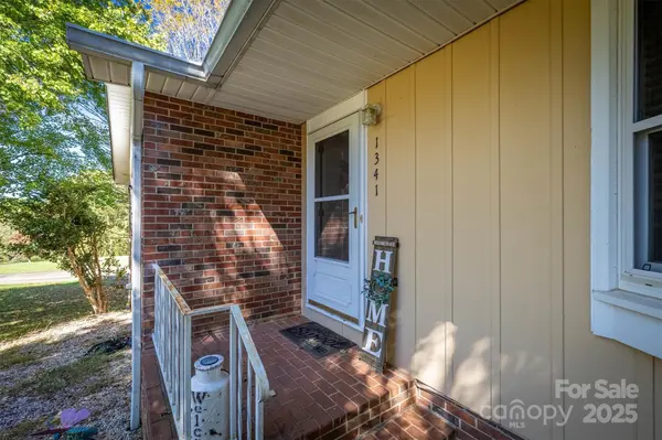 1341 36th Avenue DR NE, Hickory, NC 28601