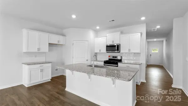 615 Country Oak DR, Asheville, NC 28804
