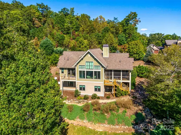 606 Stonefly DR, Horse Shoe, NC 28742