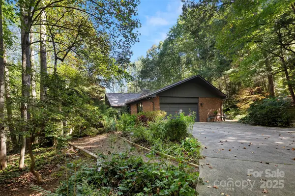 18 Brook Forest DR, Arden, NC 28704