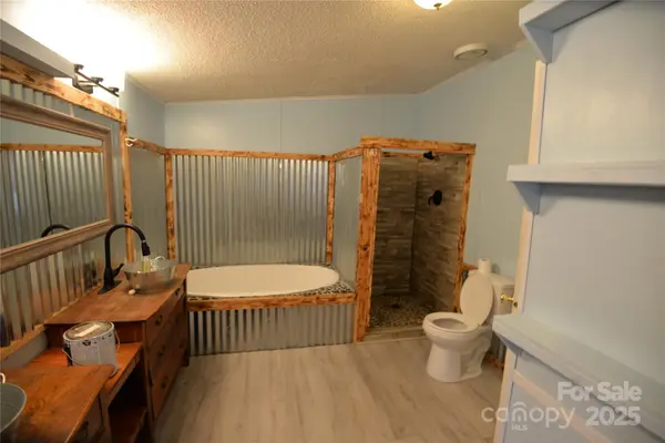 14 Vultures Nest RD, Swannanoa, NC 28778