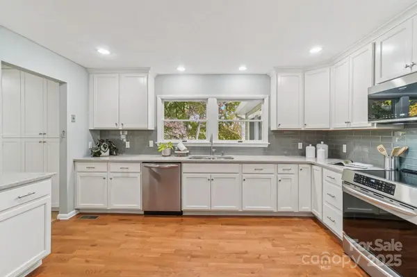 324 Baystone DR, Hendersonville, NC 28791