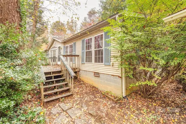 1 Kelsey CT, Swannanoa, NC 28778
