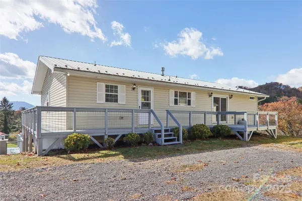 7 Crystal LN, Waynesville, NC 28785