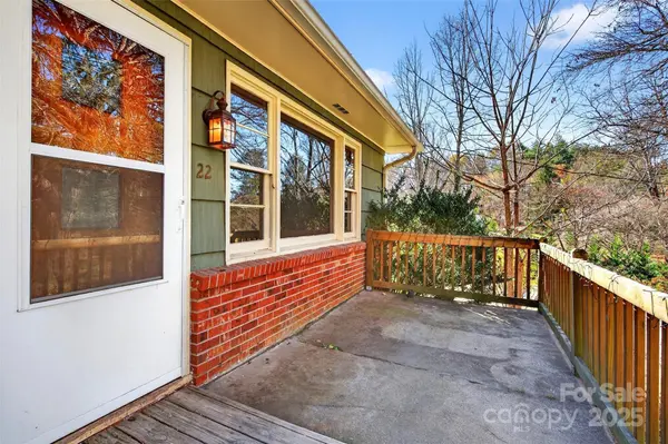 22 Woods RD, Fairview, NC 28730