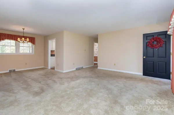 66 Gibson RD, Asheville, NC 28804