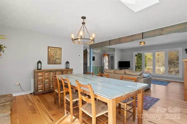 18 Terrace LN, Weaverville, NC 28787