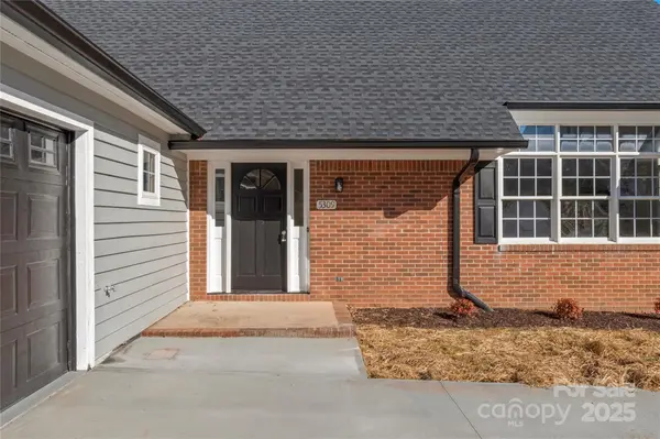 5309 Moss Creek LN, Clemmons, NC 27012