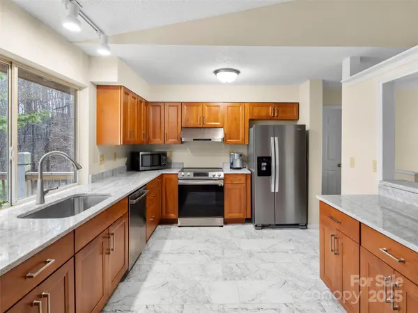 73 Oakmont DR, Fairview, NC 28730