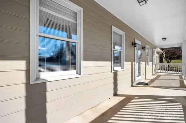 14 Hunters Creek LN, Granite Falls, NC 28630