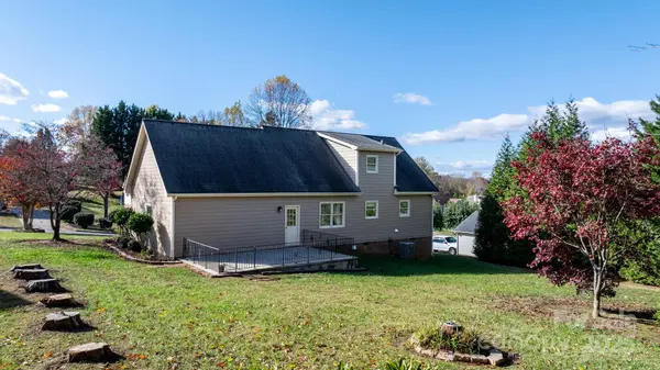 14 Hunters Creek LN, Granite Falls, NC 28630