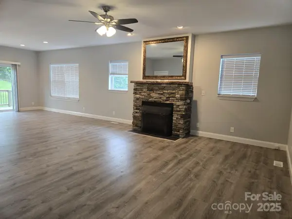 119 Tryon View DR, Flat Rock, NC 28731