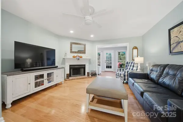 885 21st AVE NE, Hickory, NC 28601